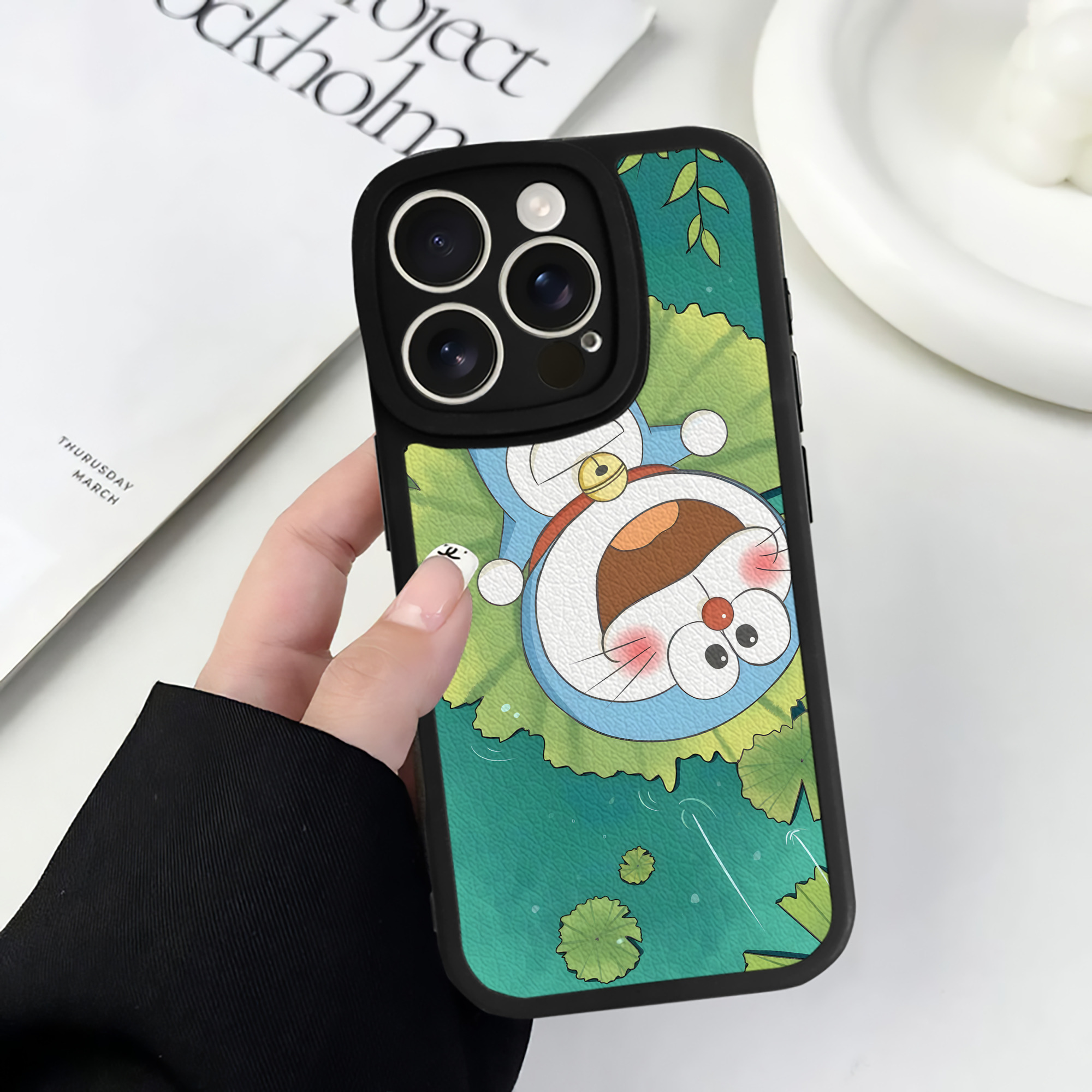 （画像用） ドラえもん Doraemon 【iPhone 16シリーズ対応】シリコンスマホケース（レザー調） 材質：シリコン